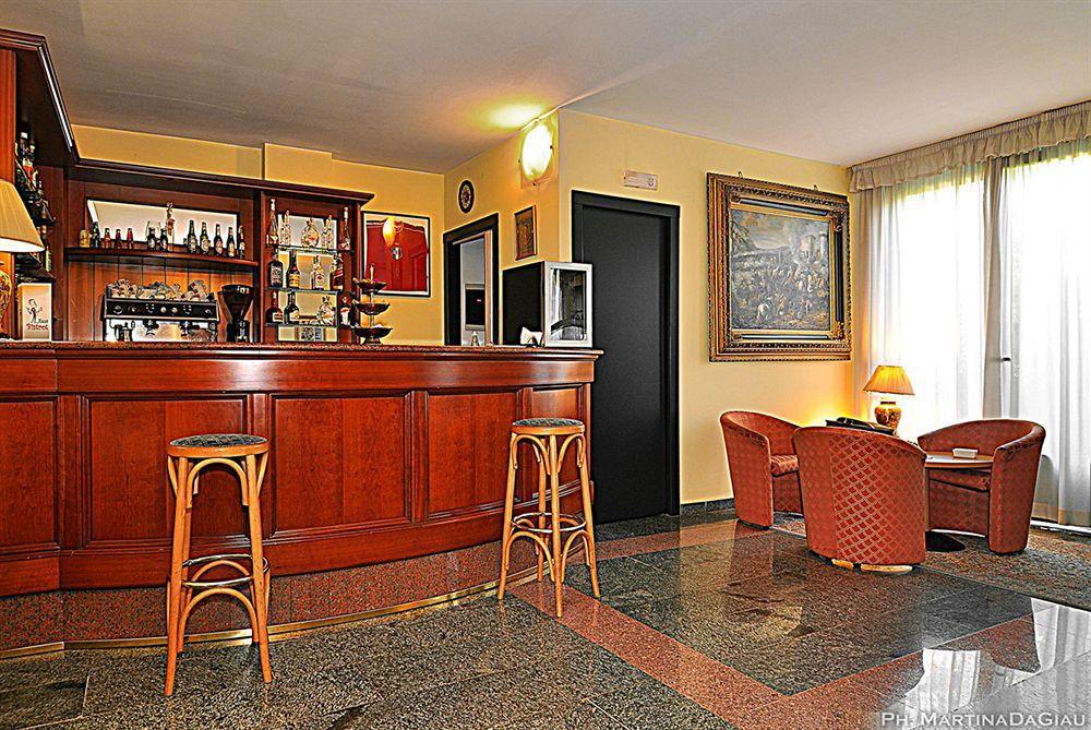 Ascot Lodging Cardano Al Campo Restaurant bilde