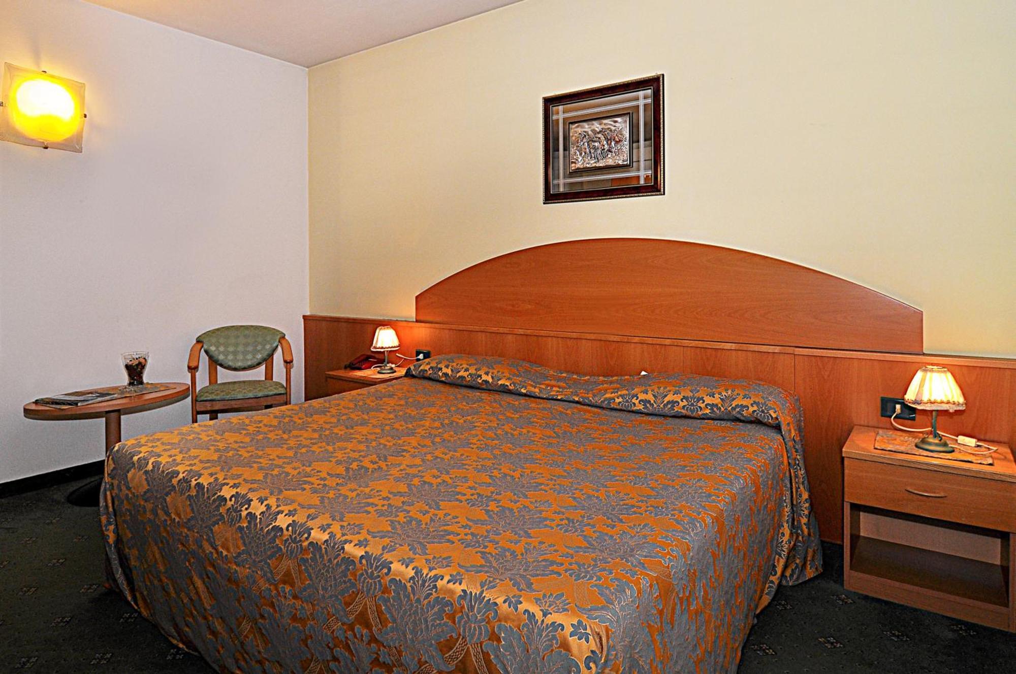 Ascot Lodging Cardano Al Campo Rom bilde