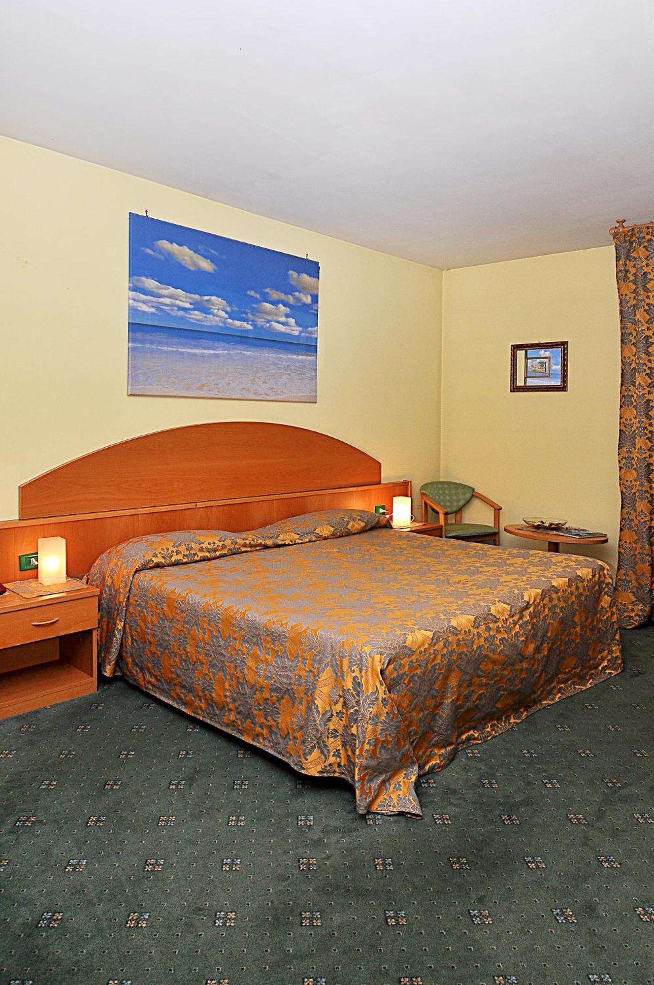 Ascot Lodging Cardano Al Campo Rom bilde