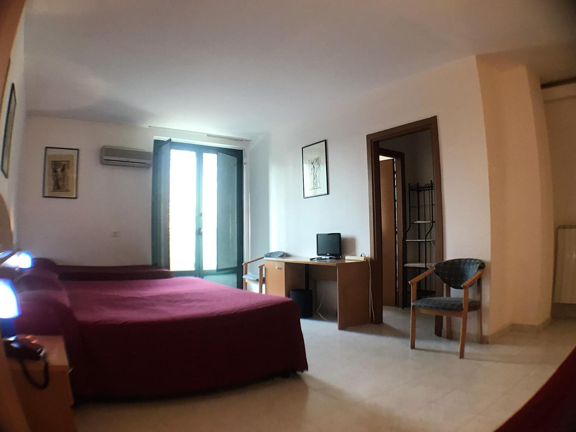 Ascot Lodging Cardano Al Campo Rom bilde