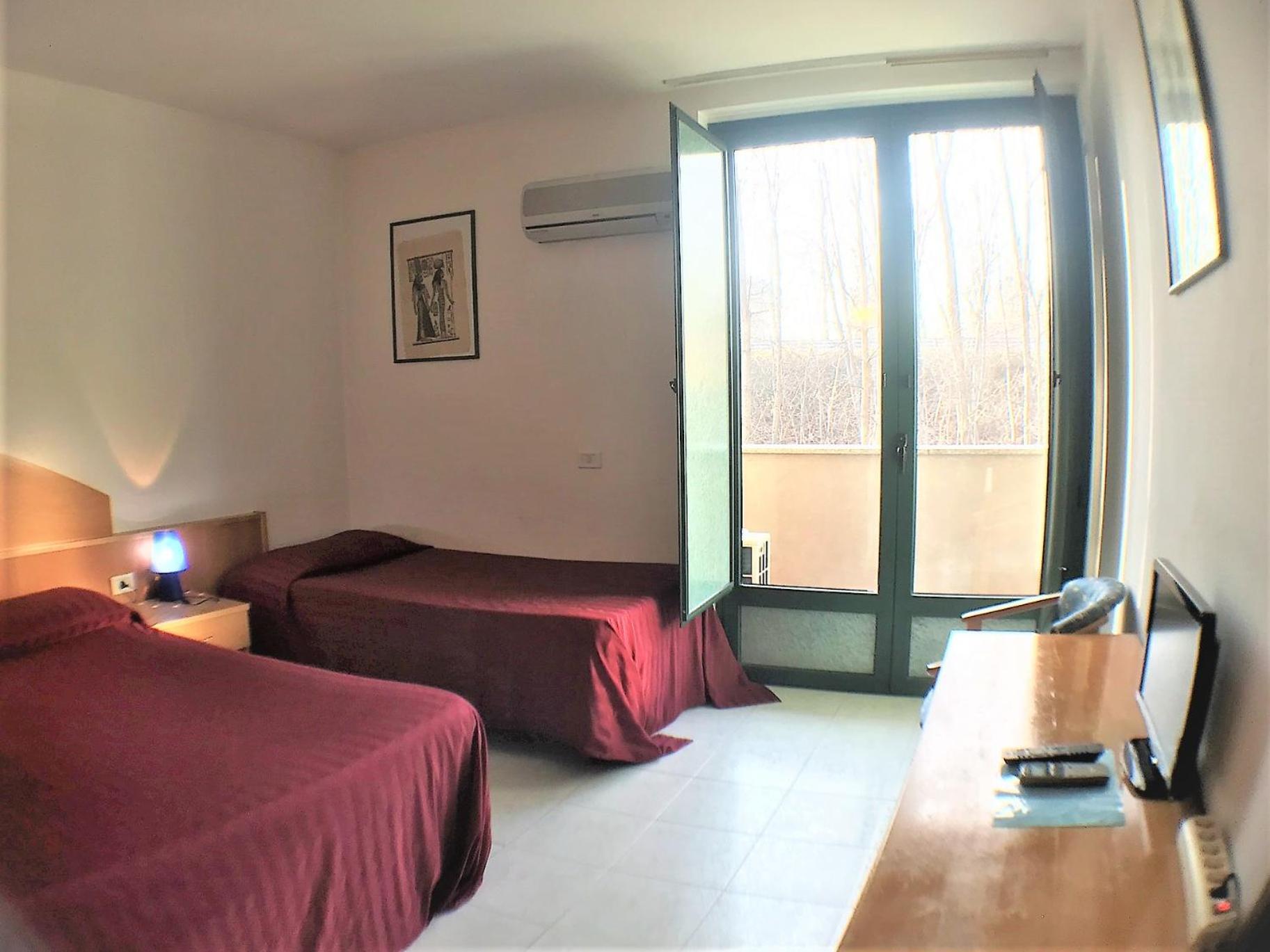 Ascot Lodging Cardano Al Campo Rom bilde