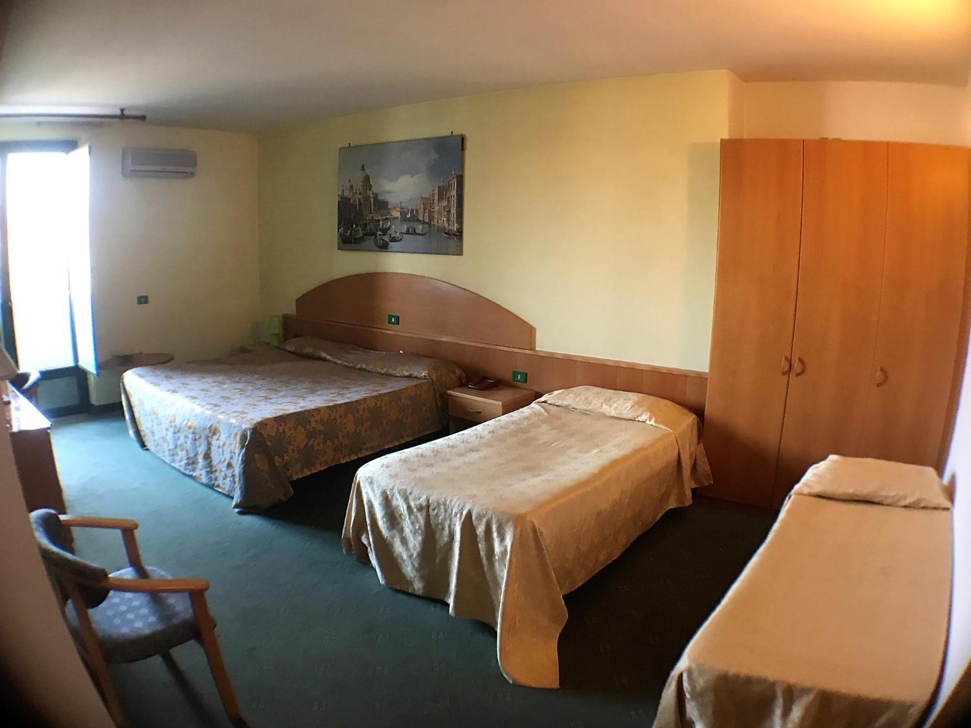 Ascot Lodging Cardano Al Campo Rom bilde