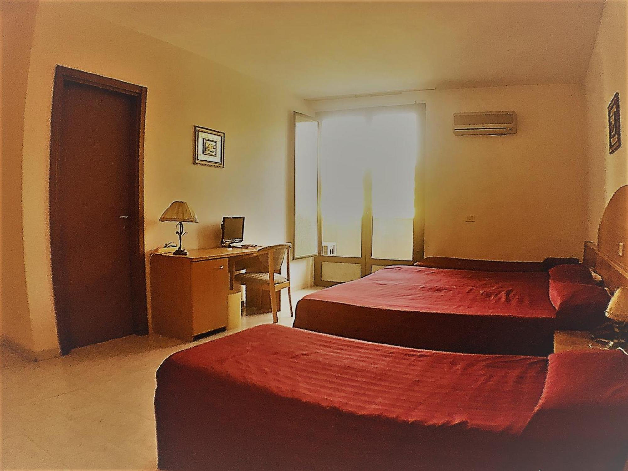 Ascot Lodging Cardano Al Campo Rom bilde