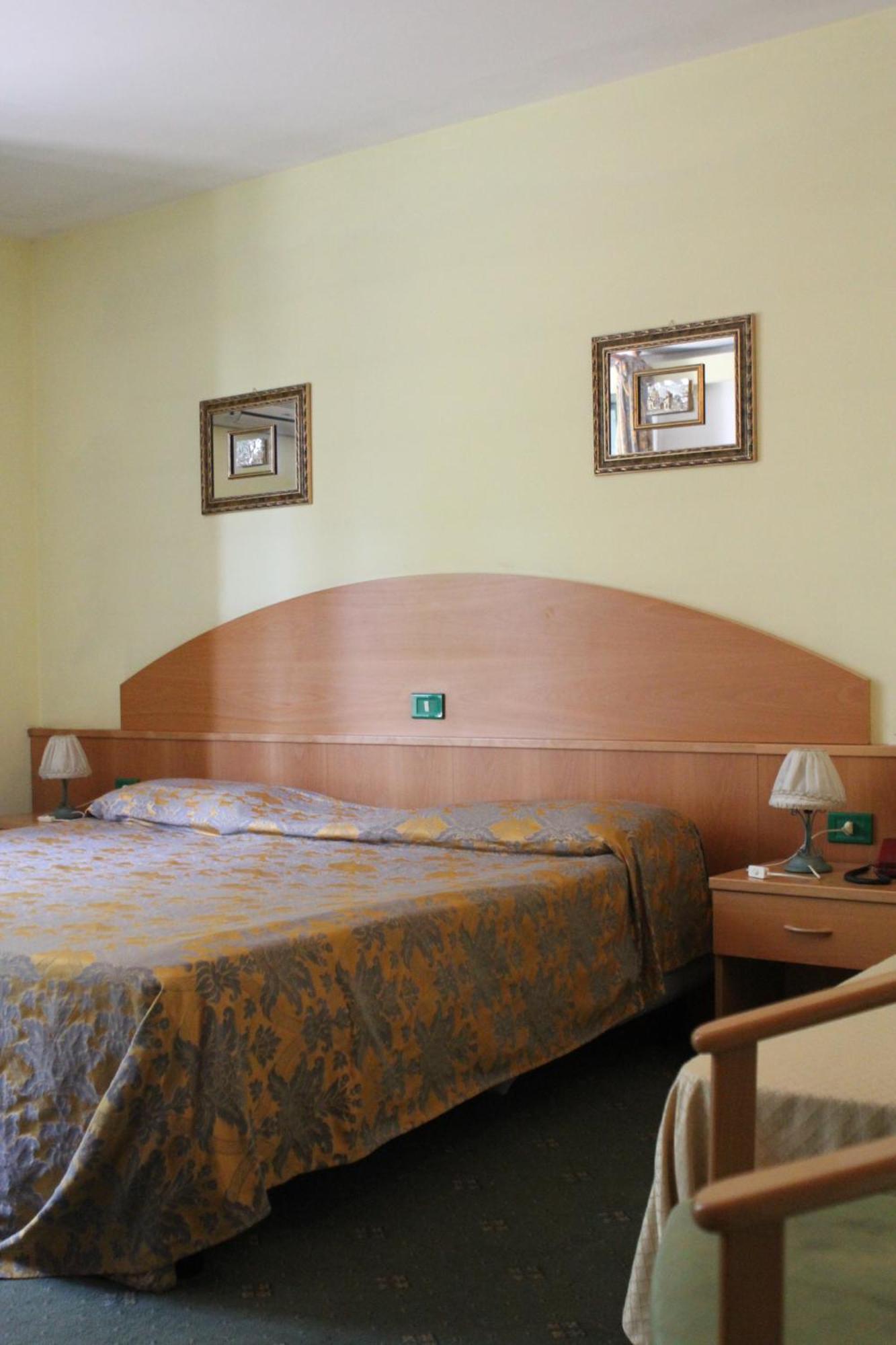 Ascot Lodging Cardano Al Campo Rom bilde