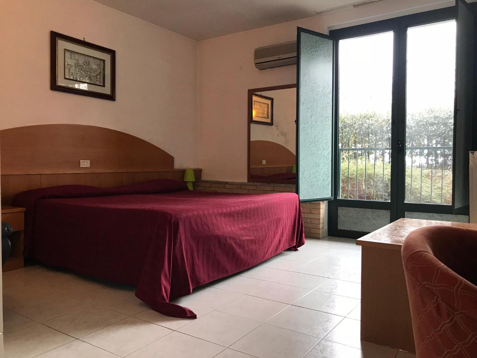 Ascot Lodging Cardano Al Campo Rom bilde