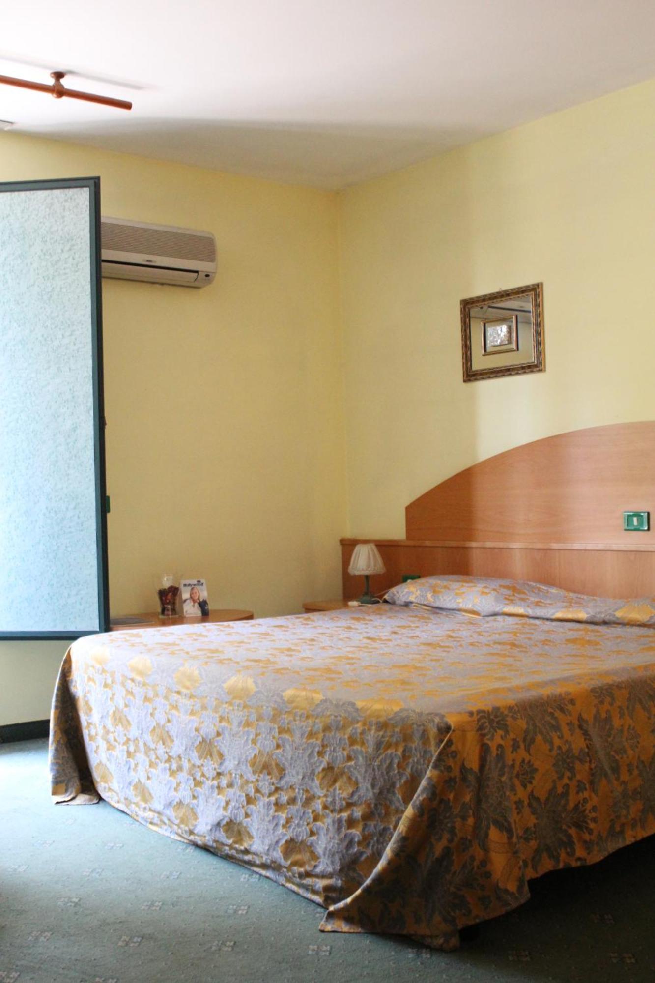 Ascot Lodging Cardano Al Campo Rom bilde