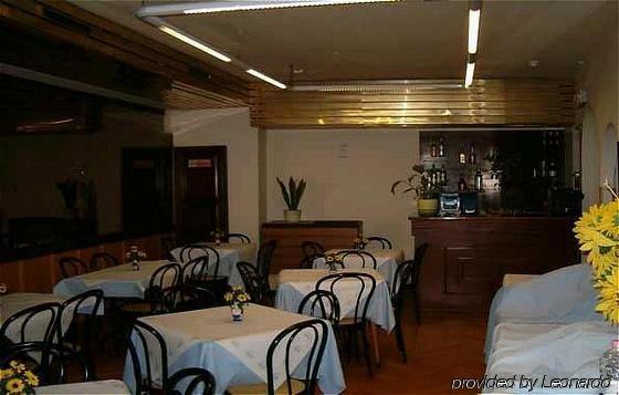 Ascot Lodging Cardano Al Campo Restaurant bilde
