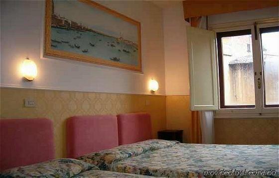 Ascot Lodging Cardano Al Campo Rom bilde
