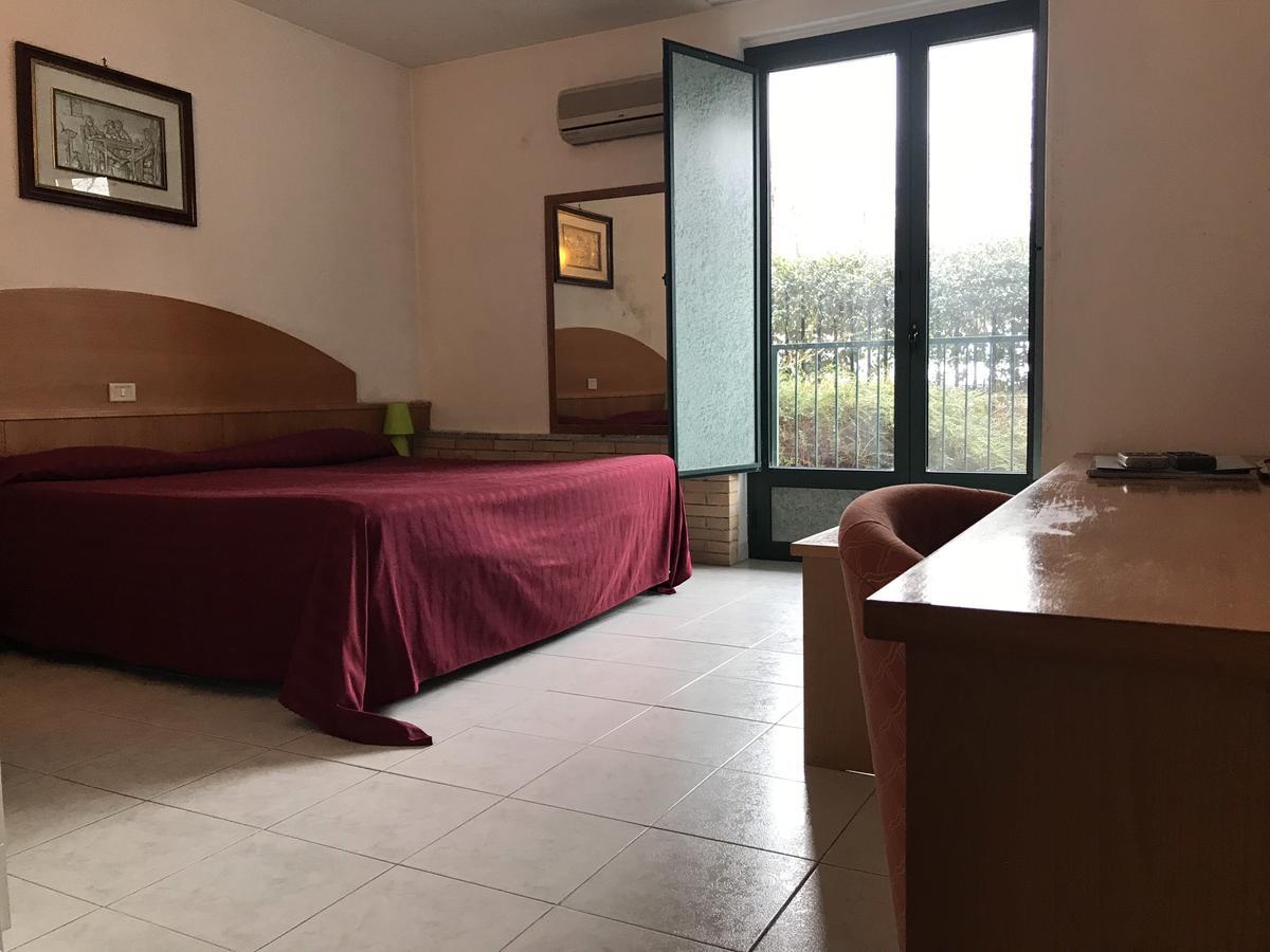 Ascot Lodging Cardano Al Campo Eksteriør bilde